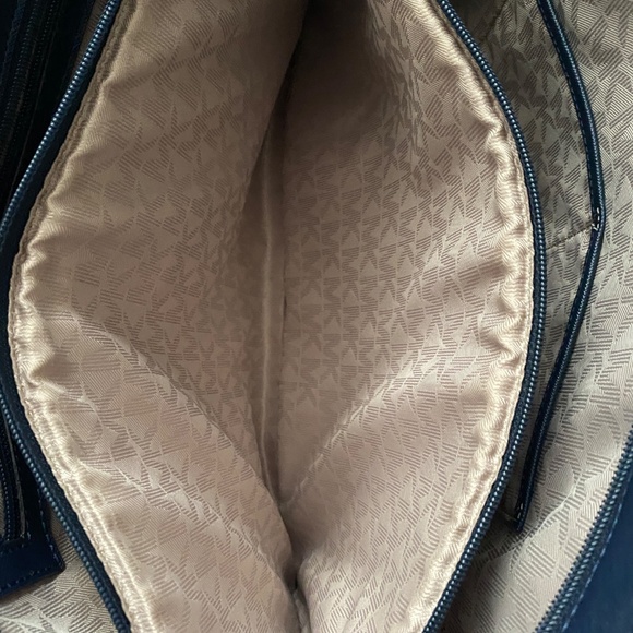 🔥Michael Kors Jet Set Navy Blue Shoulder Bag in Saffiano Leather - Picture 8 of 14